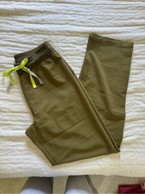 Figs Livingston Martini Olive M/T